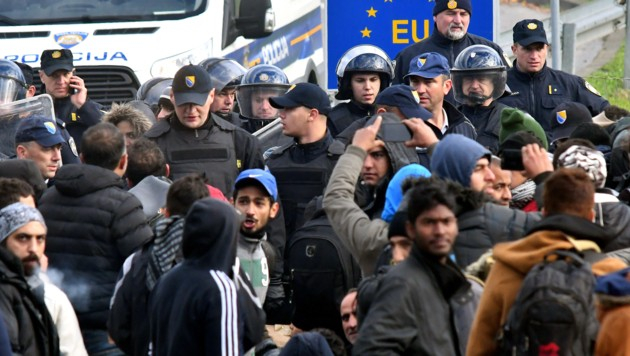 Kronen Zeitung шокиращо: Десетки хиляди въоръжени бежанци всеки момент ще нахлуят в Европа (СНИМКИ)