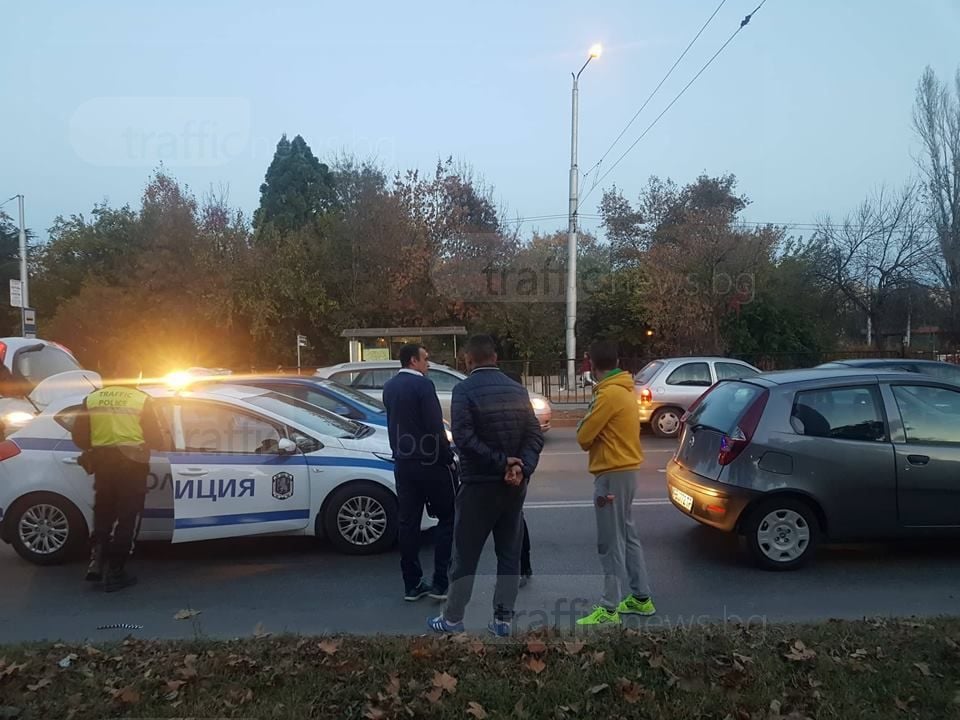 Скандал в Пловдив: Моторист се заби в отворената врата на кола, аверите му пребиха шофьора (СНИМКИ)