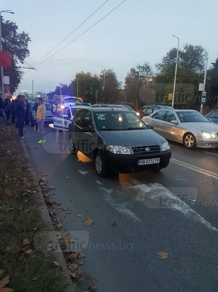 Скандал в Пловдив: Моторист се заби в отворената врата на кола, аверите му пребиха шофьора (СНИМКИ)