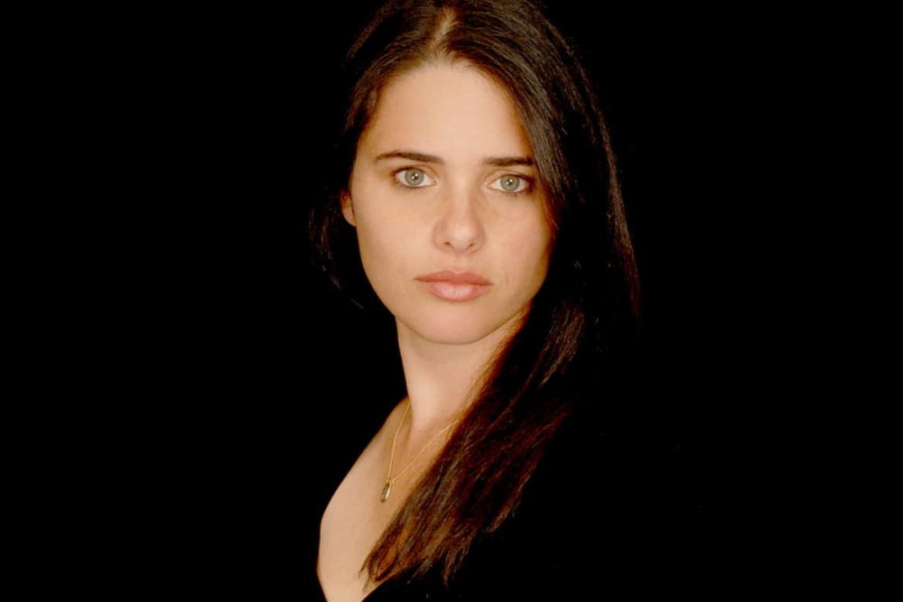 Това не е ВИДЕО от екшън, а само израелската министърка на правосъдието! Тя е секси и може да стреля 