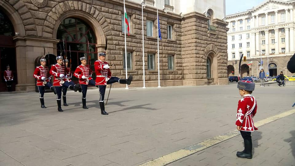 Само в БЛИЦ! Най-малкият гвардеец Никола в чисто новата си униформа умили мрежата (СНИМКИ)