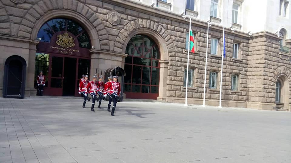 Само в БЛИЦ! Най-малкият гвардеец Никола в чисто новата си униформа умили мрежата (СНИМКИ)