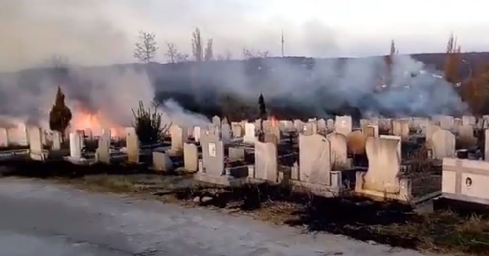 Само в БЛИЦ! Не е за вярване какво се случи на русенските гробища, след като орди нагли цигани се изгавриха с мъртвите и опечалените им близки (СНИМКИ/ВИДЕО) 