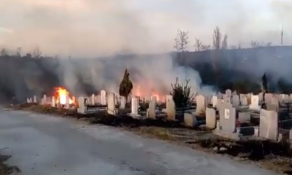 Само в БЛИЦ! Не е за вярване какво се случи на русенските гробища, след като орди нагли цигани се изгавриха с мъртвите и опечалените им близки (СНИМКИ/ВИДЕО) 