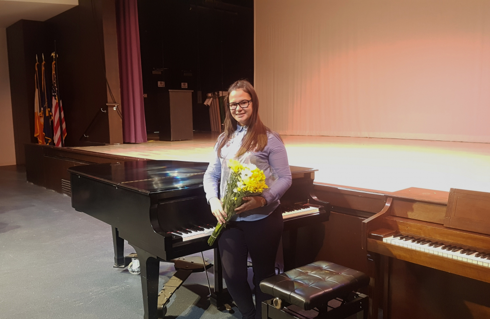 17-годишният лауреат на "Golden Classical Music Awards" - Анна-Мария на посещение в българското училище в Ню Йорк (СНИМКИ)