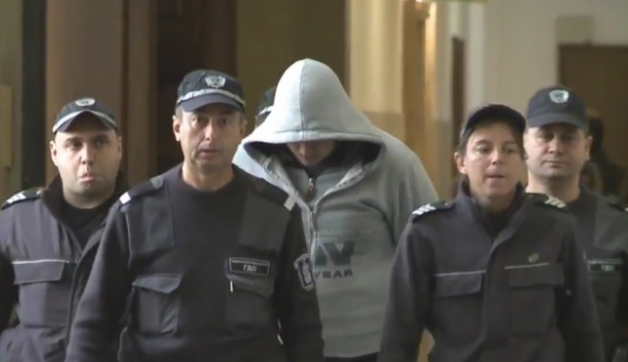 Доведоха двойният убиец Викторио Александров с пранги в съда (ВИДЕО)