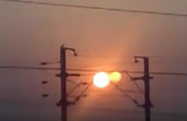 Чудо невиждано в небето над Индия! Мъж извади телефона си и снима изгрева, но улови нещо неочаквано (ВИДЕО)