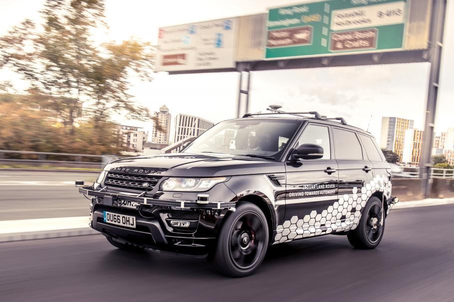 Уникално ВИДЕО: Range Rover Sport за първи път се движи без шофьор сред интензивен трафик