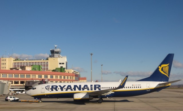 Ryanair безпощадно уволни шестима служители заради това, което направиха на пода на летище (СНИМКА)