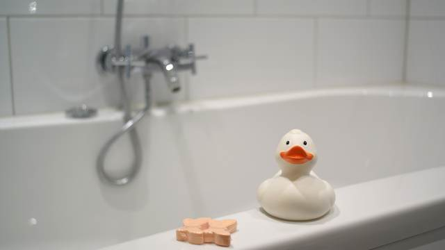 Жена шокира мрежата с признанието си какво обича да прави във ваната 