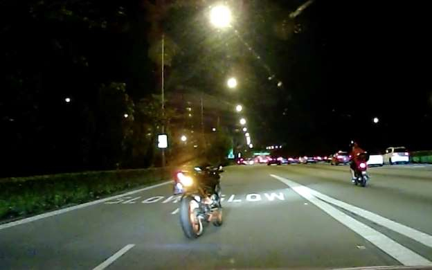 Вижте как мотоциклет накара шофьорите на пътя да повярват в призраци (ВИДЕО)