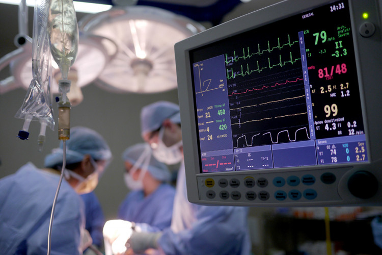 Проф. д-р Петков обяснява тънкостите на сърдечната операция