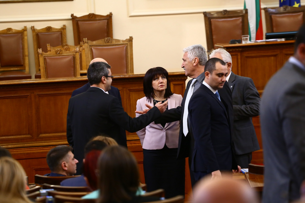 Жега в парламента заради F-16! Караянчева нахока двама депутати от БСП – викат по спешност Борисов и Радев (СНИМКИ)
