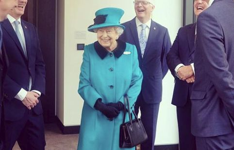 Елизабет II заряза официалните тоалети и любимите си шапки, сложи забрадка и... (СНИМКИ)