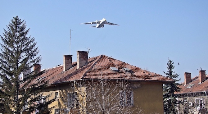 Най-големия масов товарен самолет Ан-124 "Руслан" раздра небето над София (СНИМКИ)
