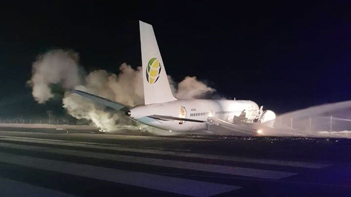 Страшен инцидент: Пътнически самолет кацна аварийно, има ранени (ВИДЕО)