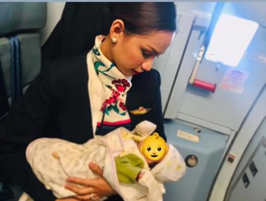 Стюардеса оголи гърда и накърми плачещо бебе на пасажерка по време на полет (СНИМКИ)