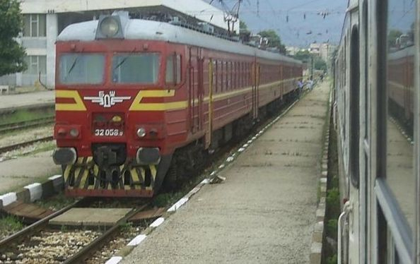 Влак за София аварира, пътниците блокирани между Враца и Мездра с часове
