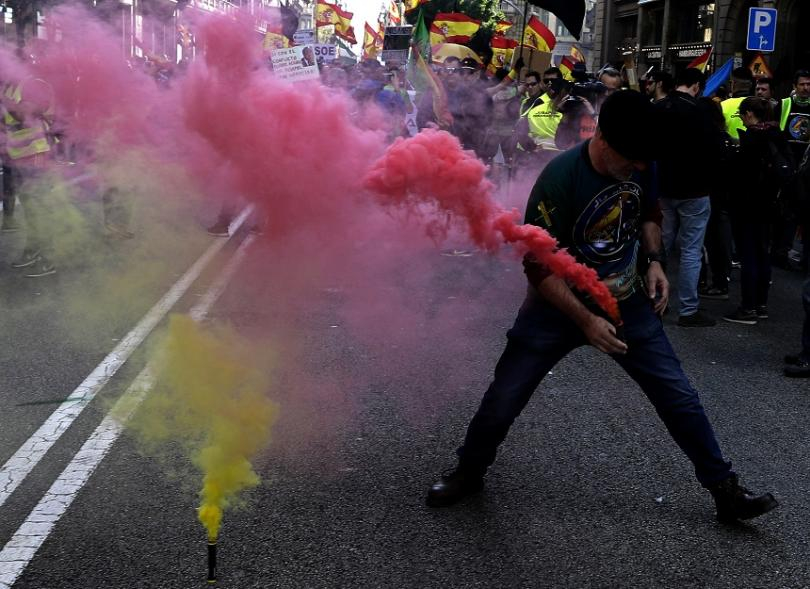 Каталунски сепаратисти влязоха в сблъсъци с полицията в Барселона