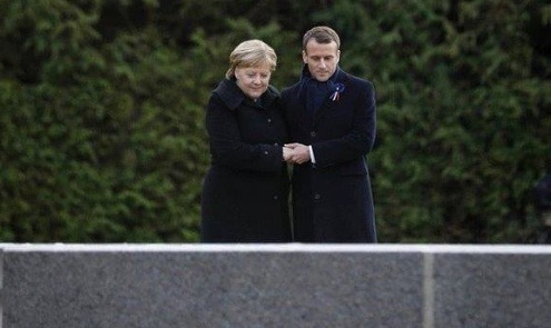 КАДРИТЕ, които обиколиха света! Макрон и Меркел поразително интимни на церемония във Франция