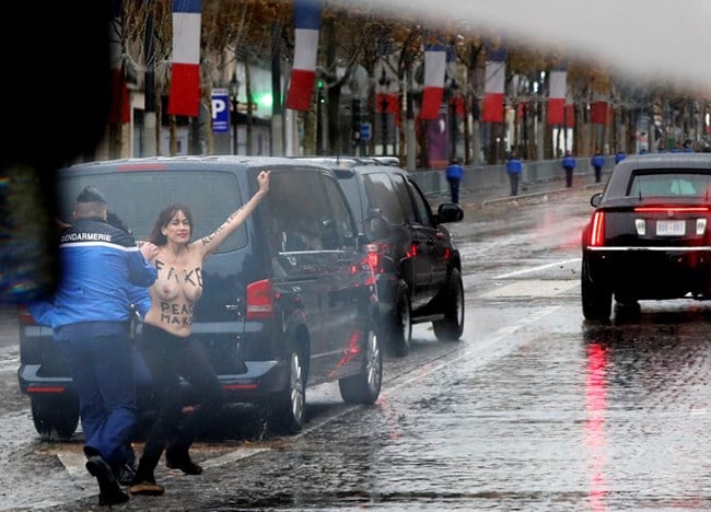 Сеир в Париж! Гола мадама по цици изскочи пред „Звяра“ на Тръмп (СНИМКИ 18+)