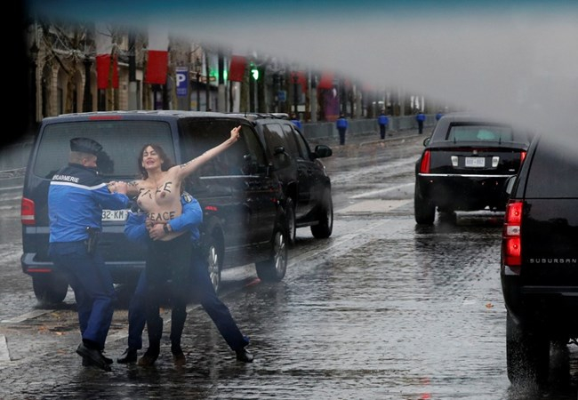 Сеир в Париж! Гола мадама по цици изскочи пред „Звяра“ на Тръмп (СНИМКИ 18+)