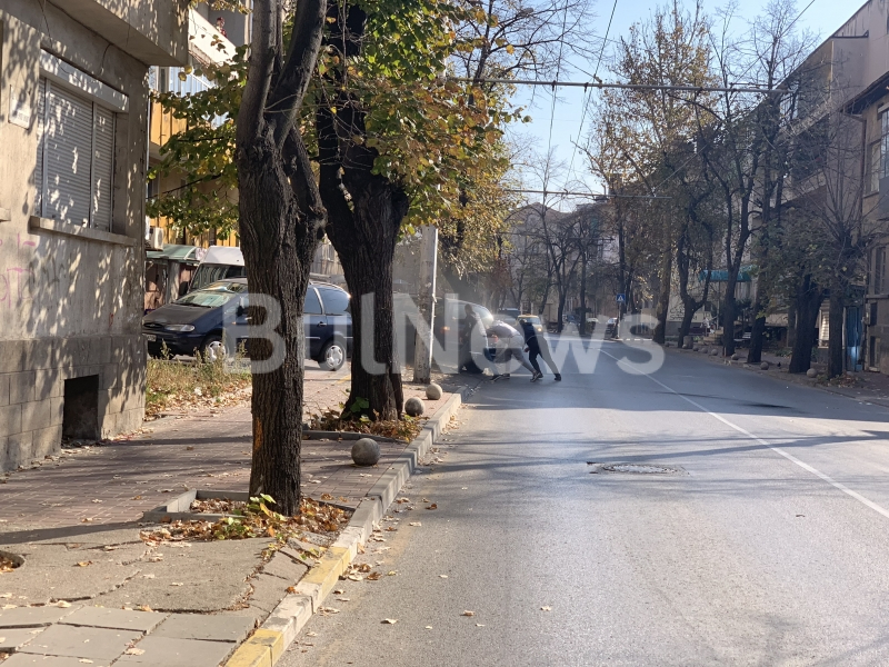 Атентат срещу ГЕРБ във Враца! Двама атакуваха с кола офис на партията в града (СНИМКИ)