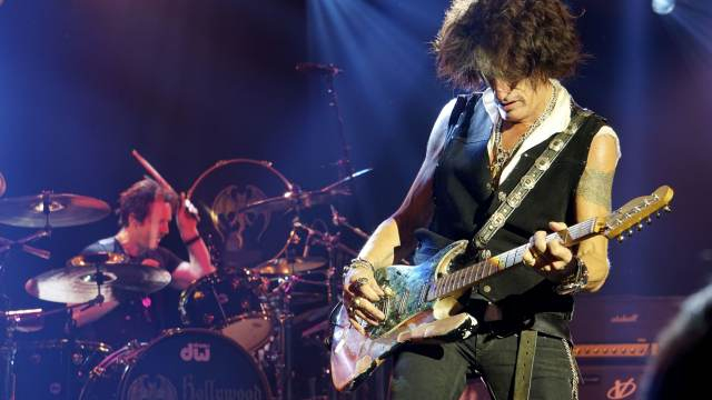 Откараха в болница с носилка китариста на Aerosmith по време на концерт 