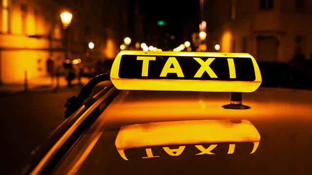 Таксиджия изнасили спяща клиентка на задната седалка