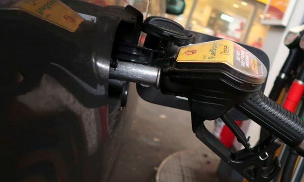 Цените на горивата в България тръгнаха рязко надолу, раят за шофьорите е в... 