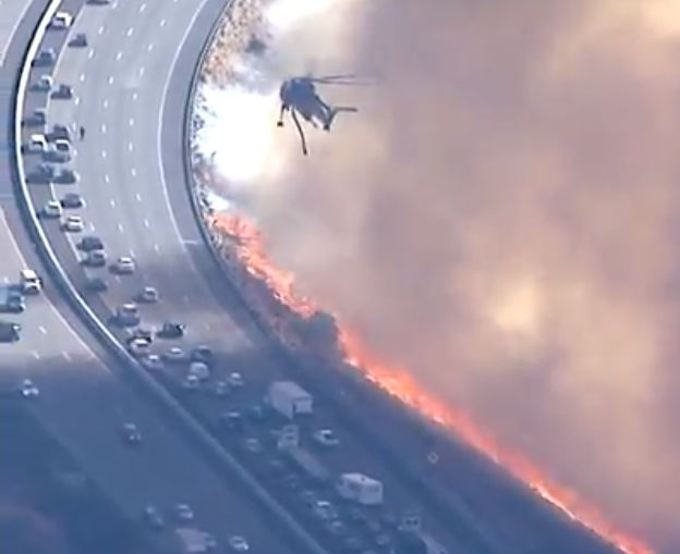 Шокиращи кадри от апокалипсиса в Калифорния - огънят допълзя до натоварена магистрала, а отгоре... (ВИДЕО)