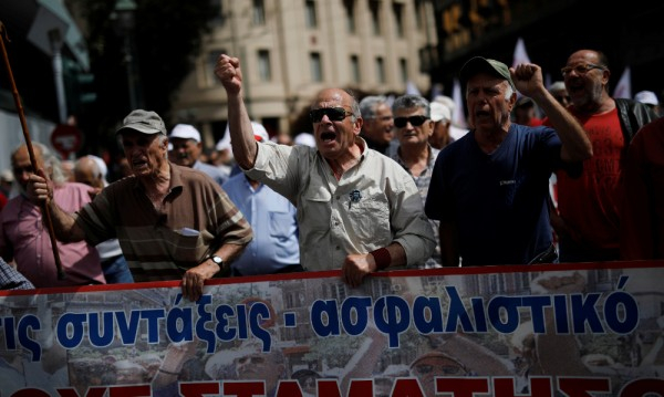 Гръцкият пенсионер с малко пари не може! Лишения не търпи и се преселва да пирува в България!