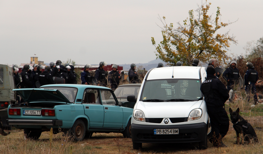 Тежко въоръжени полицаи с щитове и каски завардиха ромското гето „Кольо Ганчево“  (СНИМКИ)