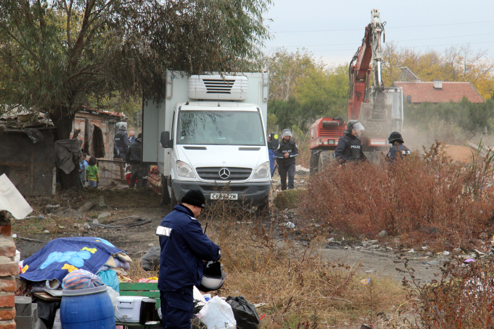 Тежко въоръжени полицаи с щитове и каски завардиха ромското гето „Кольо Ганчево“  (СНИМКИ)