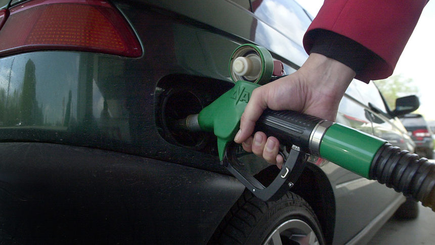 НСИ: Най-масовият бензин и дизеловото гориво са поскъпнали с повече от 3% през октомври, а доходите са се обезценили с 4%
