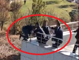 Шок и ужас на покрива на турския парламент! В момента мъж заплашва да... (СНИМКИ/ВИДЕО)
