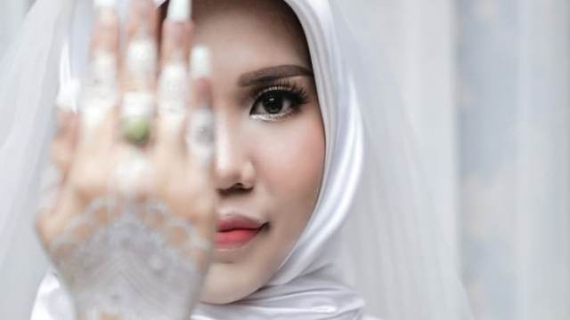 Тези сватбени СНИМКИ на красавица, загубила годеника си при катастрофата на индонезийския Boeing 737, разплакаха света 