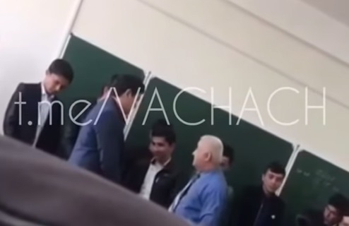 Зрелищно ВИДЕО: Строг преподавател преби студенти, защото дошли без вратовръзки на изпит