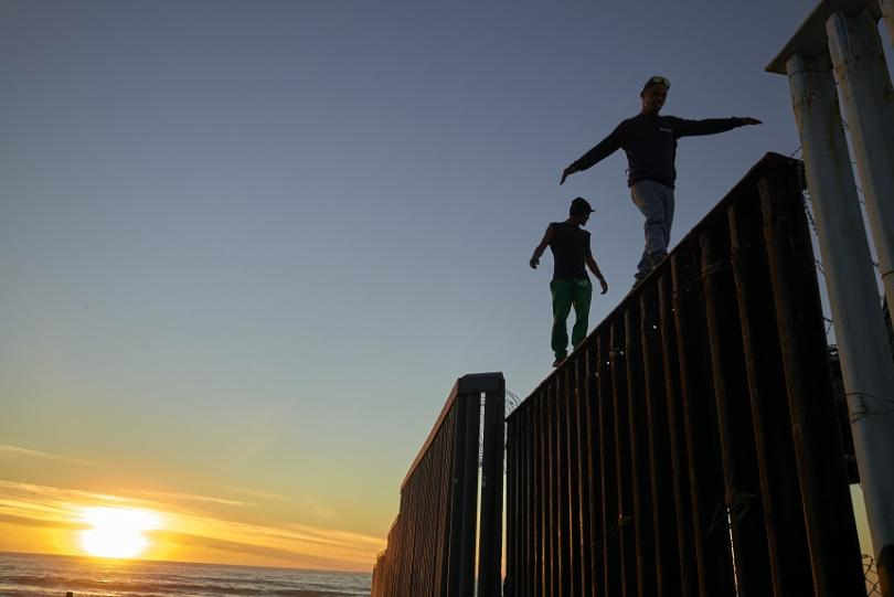 Над 1500 души от колоната мигранти в Мексико пристигнаха на границата със САЩ