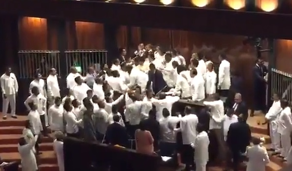 Невиждан екшън! Депутати спретнаха масов скандал в парламента на Шри Ланка (ВИДЕО)
