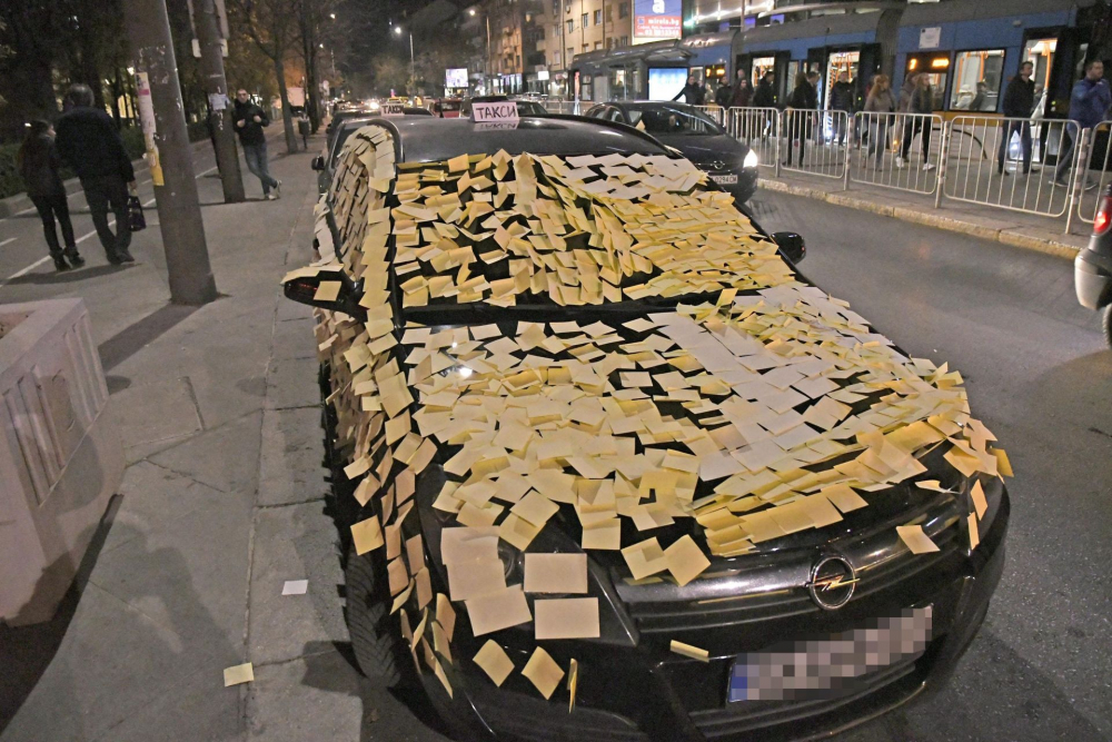 Ядосани таксиджии отмъстиха по необикновен начин на неправилно паркиран автомобил (СНИМКИ)