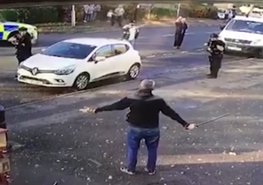 Смразяващо! Мъж извади меч насред улицата, но полицаите не му простиха и... (ВИДЕО)