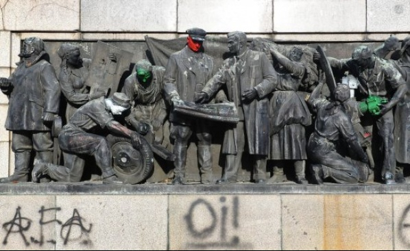 Пак драскаха по паметника на Съветската армия