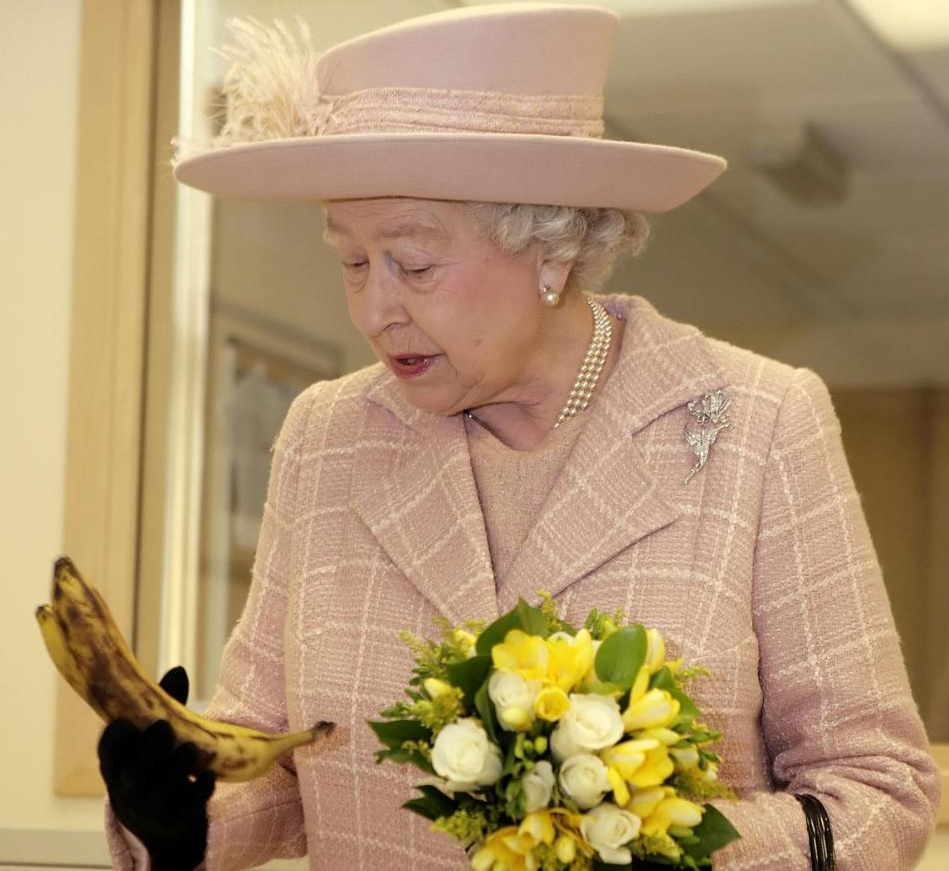 Бившият готвач на Елизабет II шокиращо: Когато хване банана и трябва да го яде, тя… (СНИМКИ)