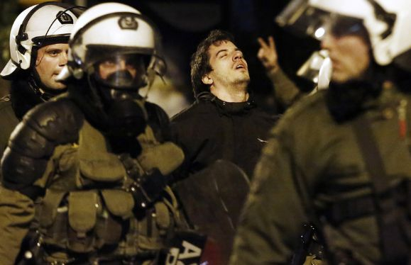 Размирици в Гърция! Хвърляха коктейли Молотов по полицията в Атина (СНИМКИ)