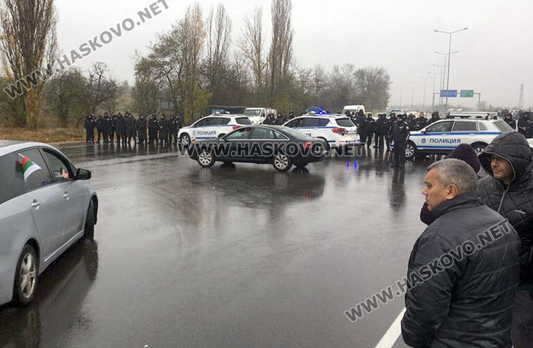 Полицейски кордон спря протестното автошествие от Хасково към Димитровград 