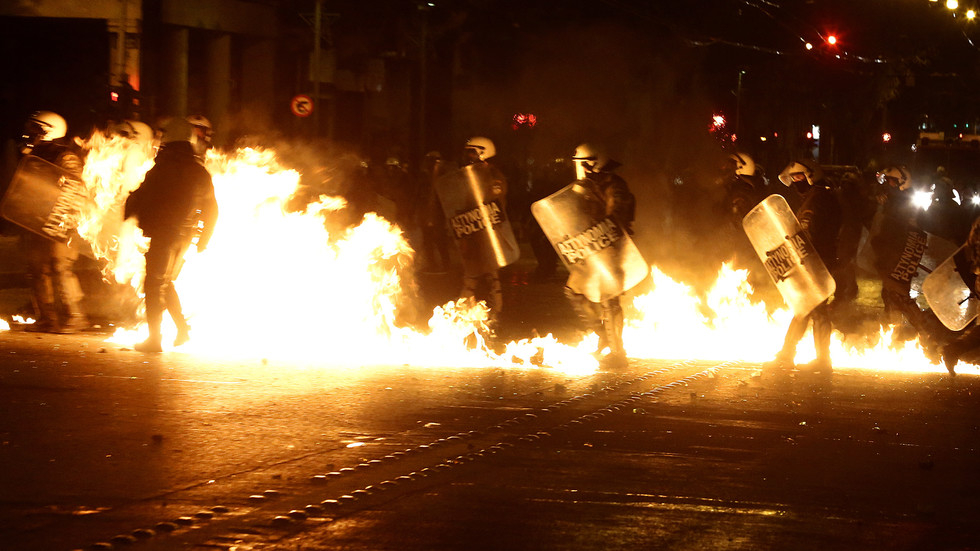 Екшън в Атина: Вижте какво направи полицията с протестиращите (СНИМКИ)