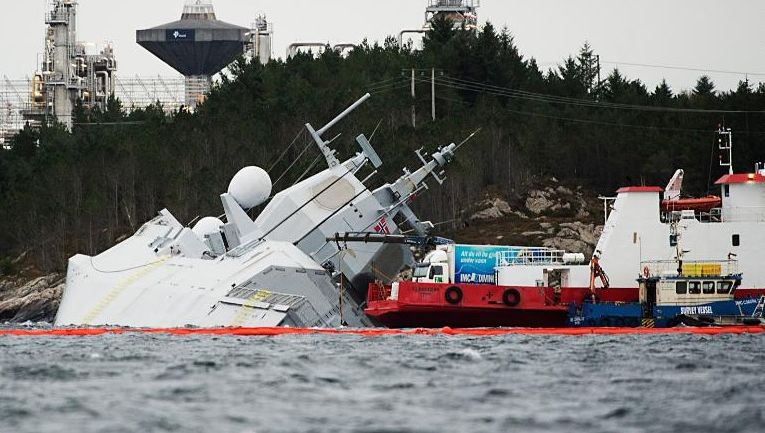 Кошмар край Норвегия! Модерен натовски кораб потъна, ударен нелепо от... (СНИМКИ/ВИДЕО)