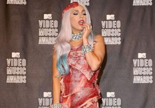 Помните ли тоалета от месо на Лейди Гага? Той бледнее пред тези рокли, които скандализираха света (СНИМКИ)