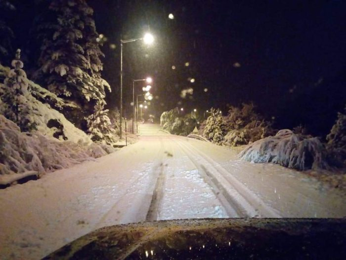 Половин метър сняг докара транспортен хаос в Гърция (СНИМКИ)